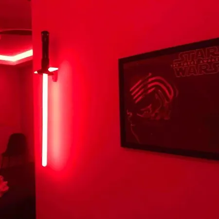 Проживание в семье Hollywood